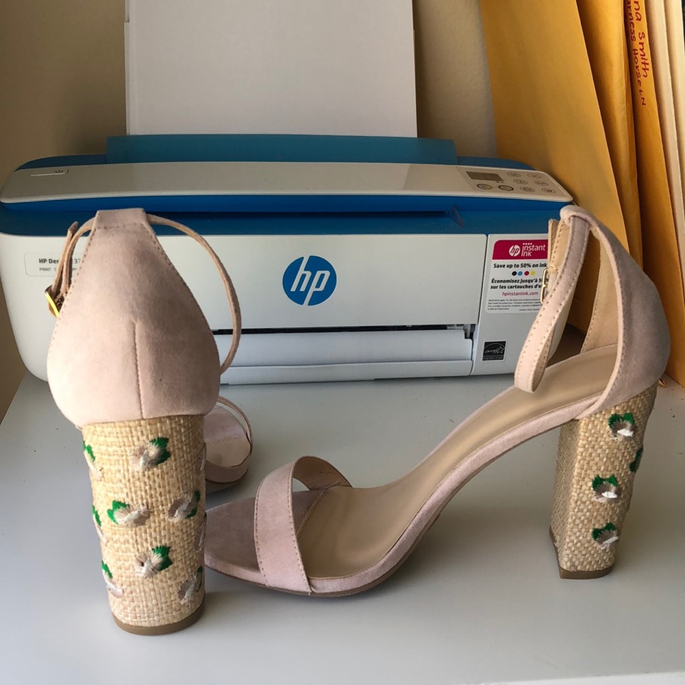 Light print heels with little flowers on the heel